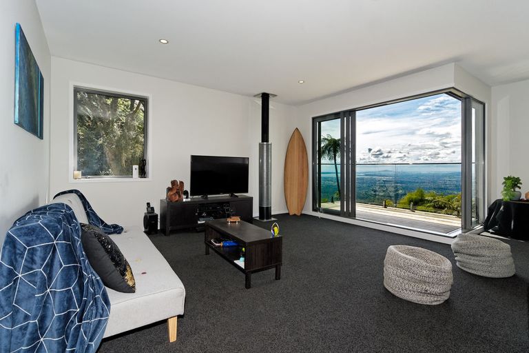 Photo of property in 23 Quinns Road, Waiatarua, Auckland, 0612