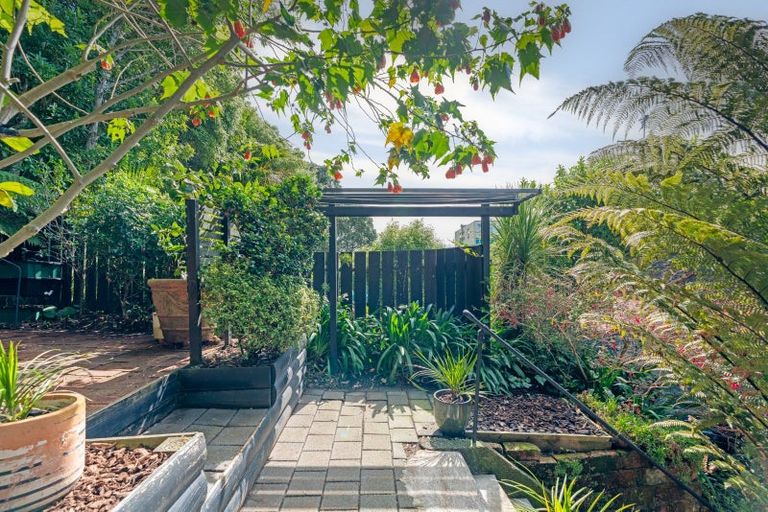 Photo of property in 25 Patanga Crescent, Thorndon, Wellington, 6011