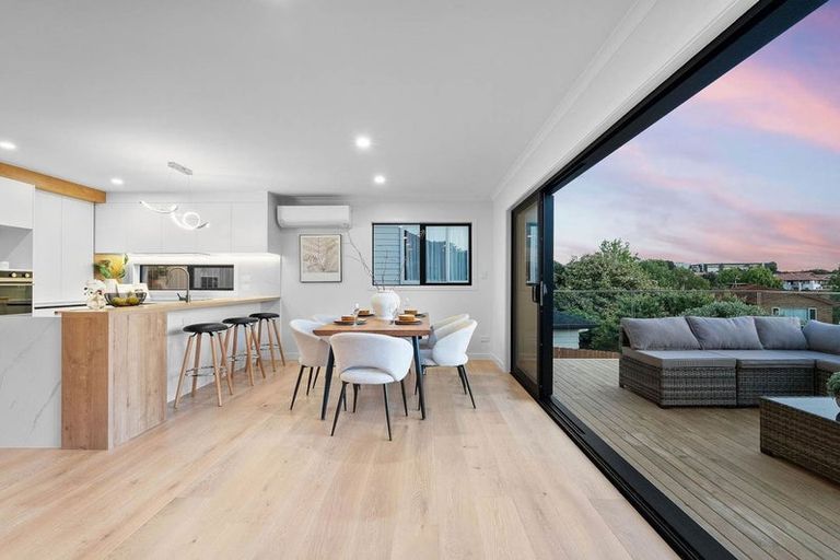Photo of property in 20 Baulcomb Parade, Windsor Park, Auckland, 0632