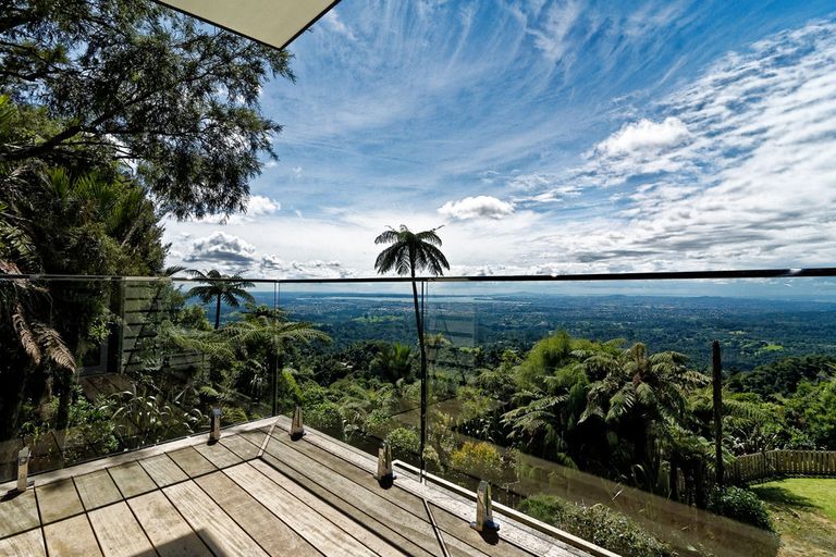 Photo of property in 23 Quinns Road, Waiatarua, Auckland, 0612