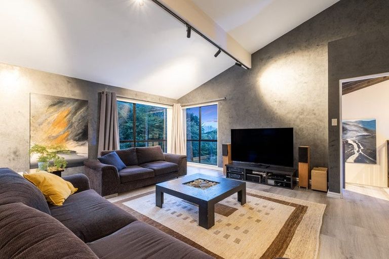 Photo of property in 28 Peterhouse Street, Tawa, Wellington, 5028