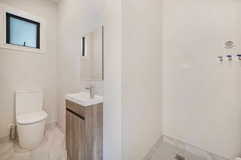 Photo of property in 2 Don Oliver Lane, Glen Eden, 0602