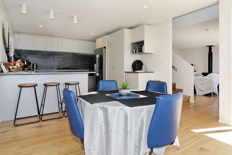 Photo of property in 23 Quinns Road, Waiatarua, Auckland, 0612