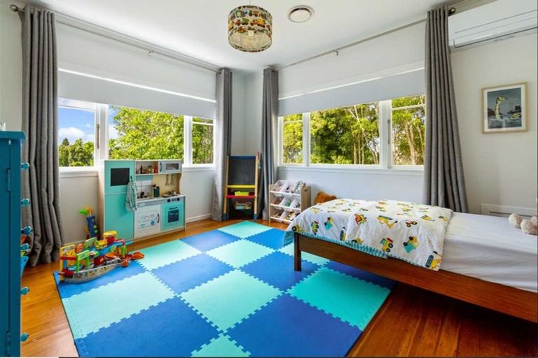 Photo of property in 12 Eastglen Road, Glen Eden, Auckland, 0602