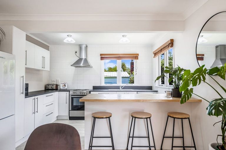 Photo of property in 1b Titoki Street, Te Atatu Peninsula, Auckland, 0610