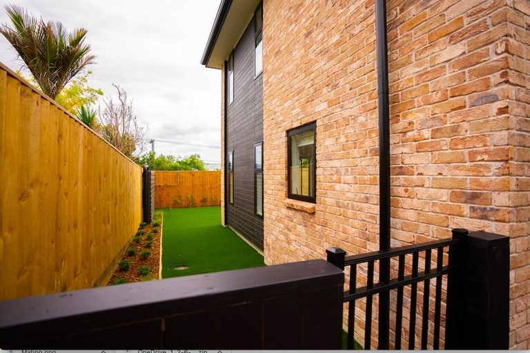 Photo of property in 2/7 Matipo Road, Te Atatu Peninsula, Auckland, 0610