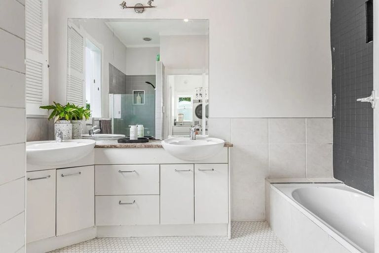 Photo of property in 41 Hanlon Crescent, Narrow Neck, Auckland, 0624