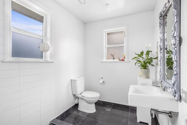 Photo of property in 1612 Great North Road, Waterview, Auckland, 1026