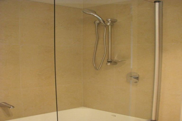 Photo of property in 124 Browns Bay Road, Rothesay Bay, Auckland, 0630