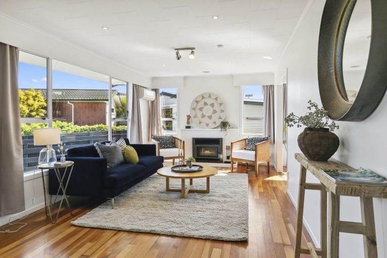 Photo of property in 27 Brooker Grove, Newlands, Wellington, 6037