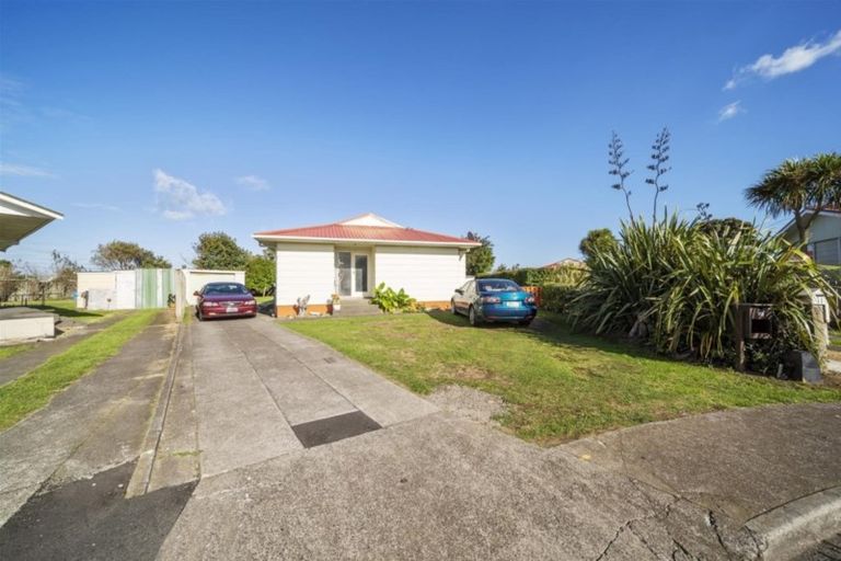 Photo of property in 13 Hughson Place, Opunake, 4616