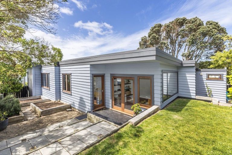 Photo of property in 22 Tai Paku Paku Road, Karaka Bays, Wellington, 6022
