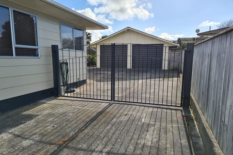 Photo of property in 35 Rhodes Drive, Kelvin Grove, Palmerston North, 4414
