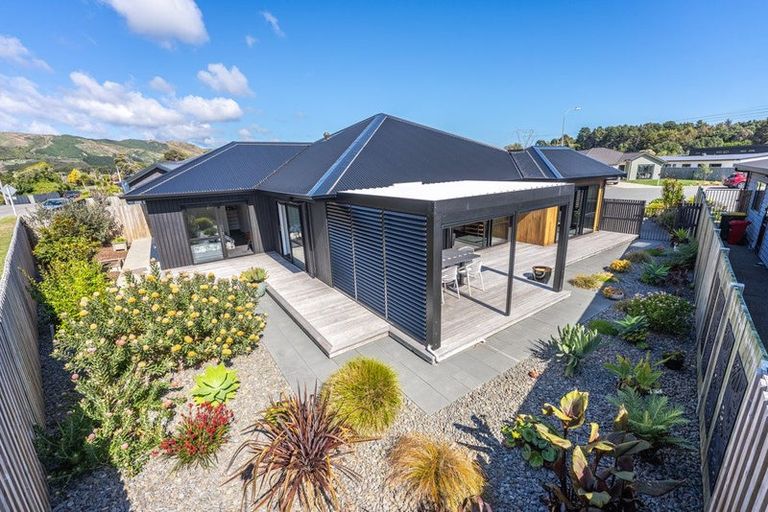 Photo of property in 17 Kaiwaru Place, Waikanae, 5036