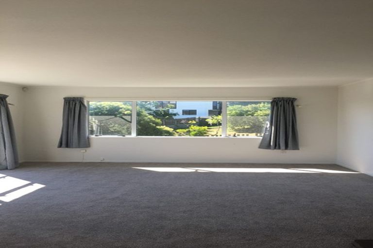 Photo of property in 303 Glenfield Road, Glenfield, Auckland, 0629