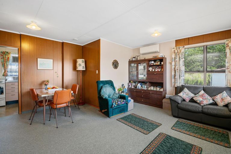 Photo of property in 2/124 Koutu Road, Kawaha Point, Rotorua, 3010