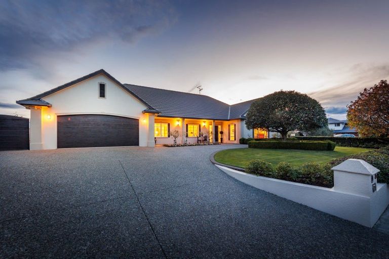 Photo of property in 35 Cashmere Drive, Fitzherbert, Palmerston North, 4410