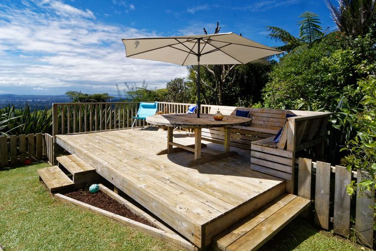 Photo of property in 23 Quinns Road, Waiatarua, Auckland, 0612