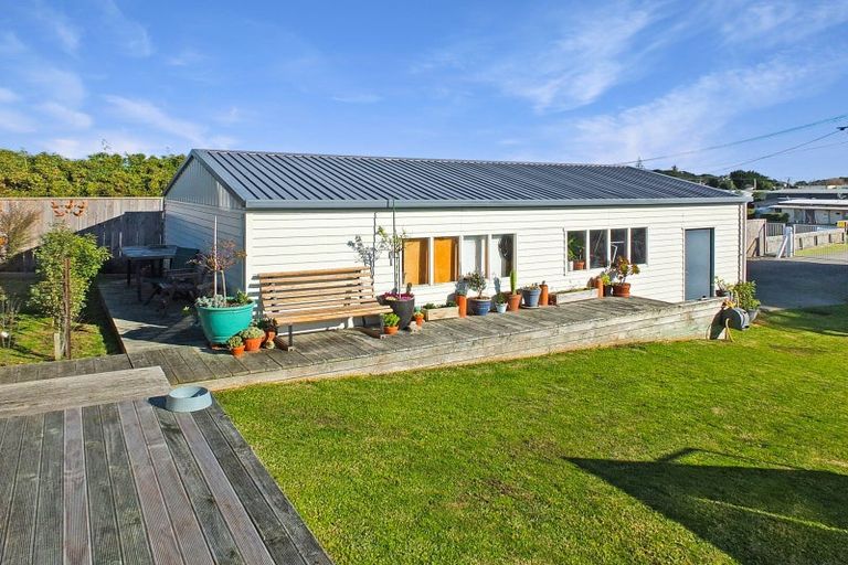 Photo of property in 5 Huia Street, Foxton Beach, Foxton, 4815