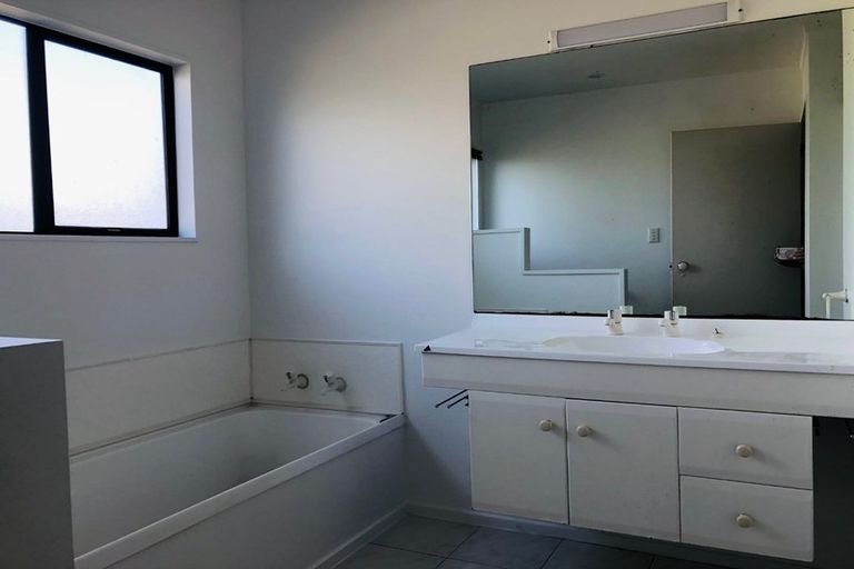 Photo of property in 5 Goldfinch Rise, Unsworth Heights, Auckland, 0632