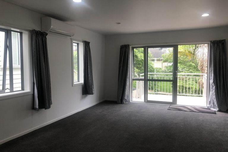 Photo of property in 2/4 John Jennings Drive, Oteha, Auckland, 0632
