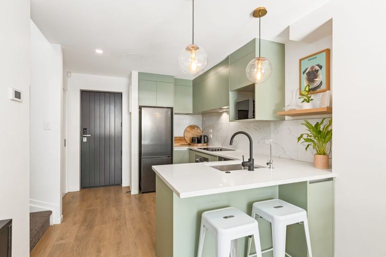 Photo of property in 1 Royal View Road, Te Atatu South, Auckland, 0610