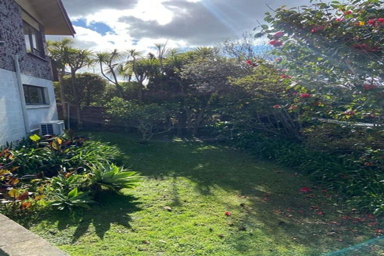 Photo of property in 2/43 Eastcliffe Road, Castor Bay, Auckland, 0620