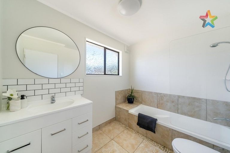 Photo of property in 186 Holborn Drive, Stokes Valley, Lower Hutt, 5019