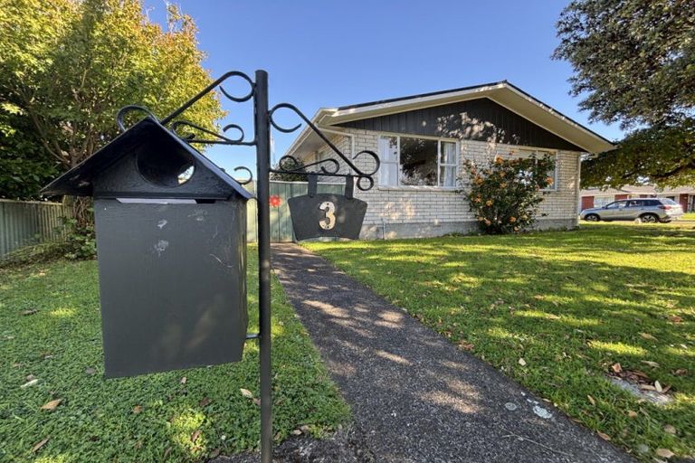 Photo of property in 3 Hollows Crescent, Takaro, Palmerston North, 4412