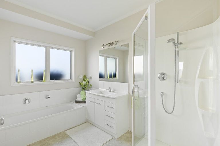 Photo of property in 5 Vardon Way, Waiwhakaiho, New Plymouth, 4312