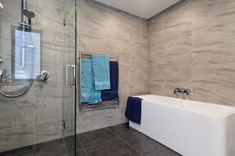 Photo of property in 23 Quinns Road, Waiatarua, Auckland, 0612