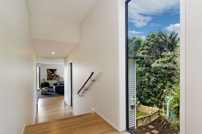 Photo of property in 23 Quinns Road, Waiatarua, Auckland, 0612