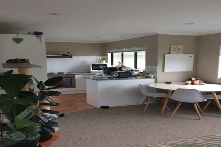 Photo of property in 14 Buisson Glade, West Harbour, Auckland, 0618