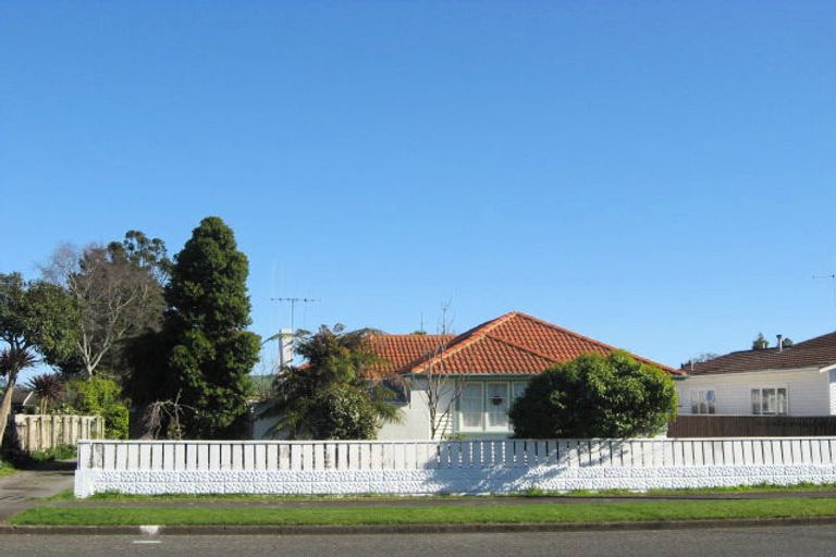 Photo of property in 43 Queenwood Road, Levin, 5510