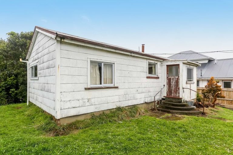 Photo of property in 33 Tarahua Road, Vogeltown, New Plymouth, 4310