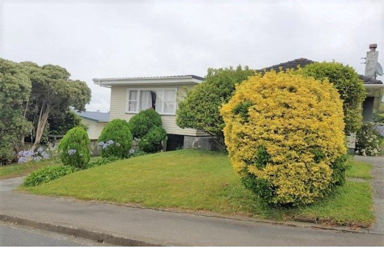 Photo of property in 27 Bellringer Crescent, Newlands, Wellington, 6037