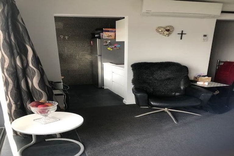 Photo of property in 16 Chapman Road, Te Atatu Peninsula, Auckland, 0610