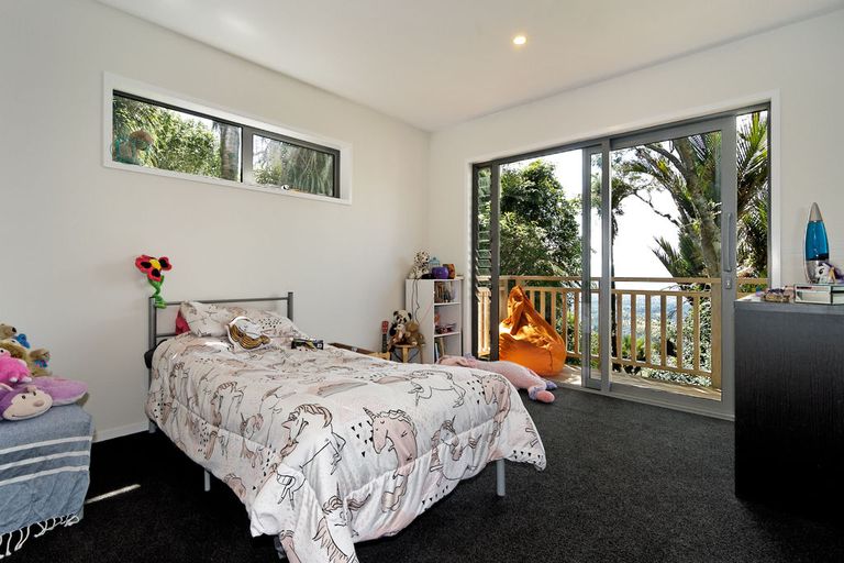 Photo of property in 23 Quinns Road, Waiatarua, Auckland, 0612