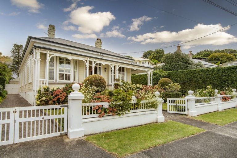 Photo of property in 15 Jubilee Avenue, Devonport, Auckland, 0624