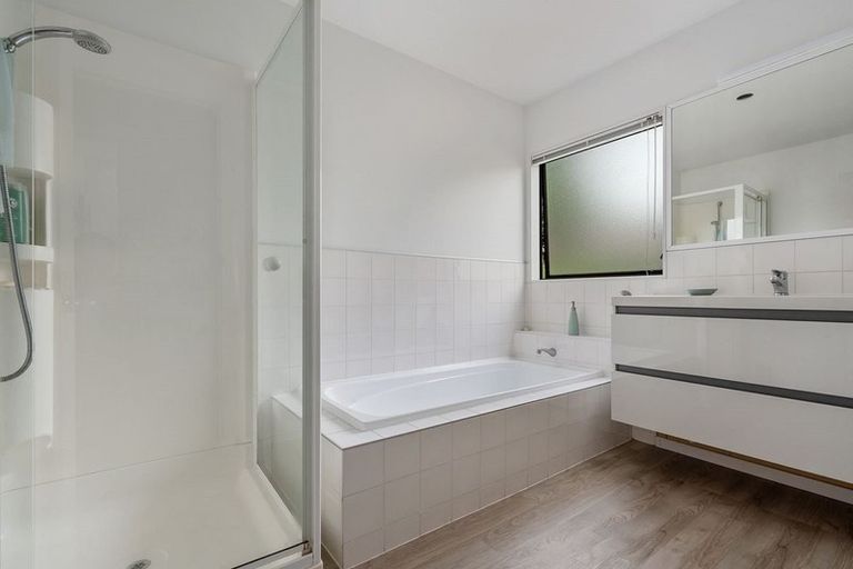 Photo of property in 2/3 Hart Road, Hauraki, Auckland, 0622