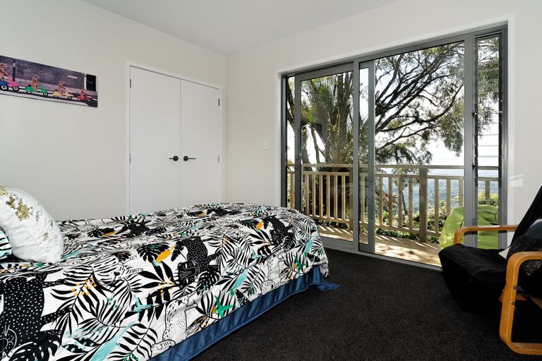 Photo of property in 23 Quinns Road, Waiatarua, Auckland, 0612