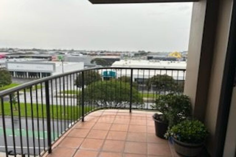 Photo of property in The Rennaissance, 5j/18 Ronwood Avenue, Manukau, Auckland, 2104