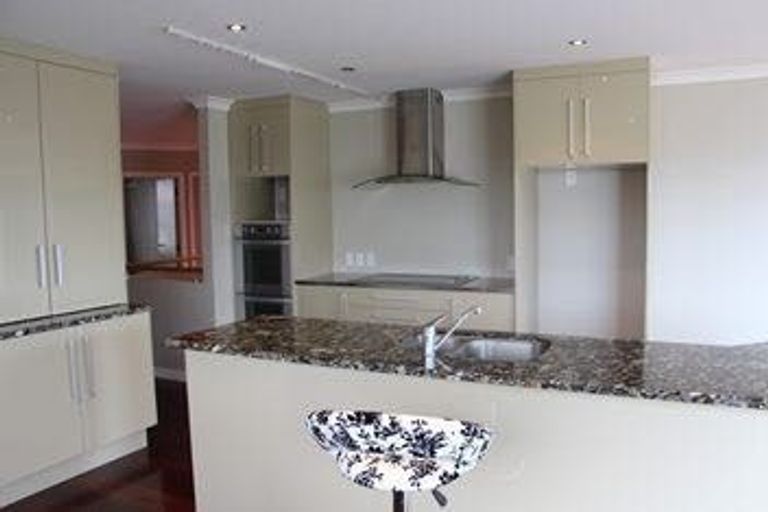 Photo of property in 583 Glenfield Road, Totara Vale, Auckland, 0629