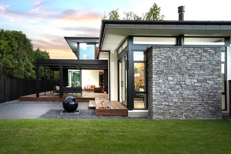 Photo of property in 49 Saint Andrews Square, Strowan, Christchurch, 8052