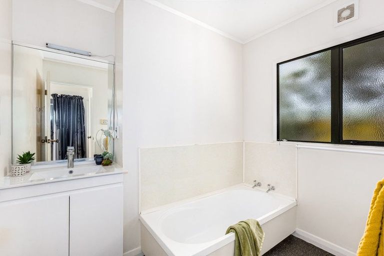 Photo of property in 21 Ladbrooke Drive, Newlands, Wellington, 6037