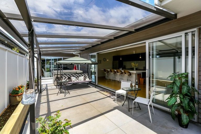 Photo of property in 5 Gleneagles Way, Waiwhakaiho, New Plymouth, 4312