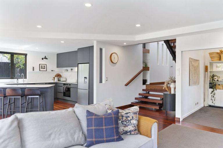 Photo of property in 25a Barron Drive, Green Bay, Auckland, 0604