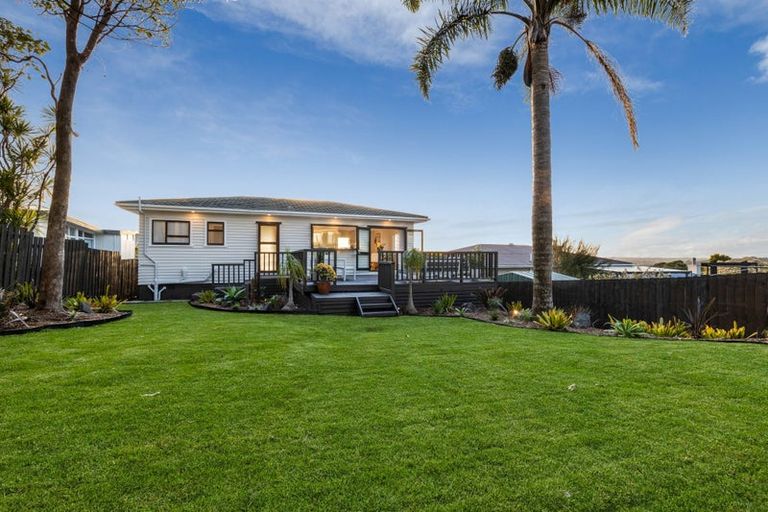 Photo of property in 19 Highland Avenue, Titirangi, Auckland, 0604