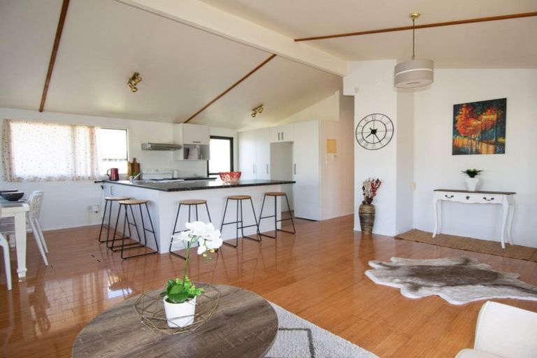 Photo of property in 33a Hutchinson Avenue, New Lynn, Auckland, 0600