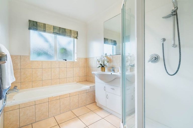 Photo of property in 102b Wharf Road, Te Atatu Peninsula, Auckland, 0610